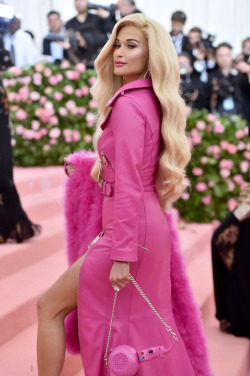 nowyourdaisies:KACEY MUSGRAVES on the MET gala pink carpet 2019