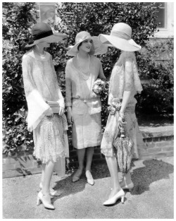 castaroundlesmodes:  Three models, 1926 - photo by Edward Steichen