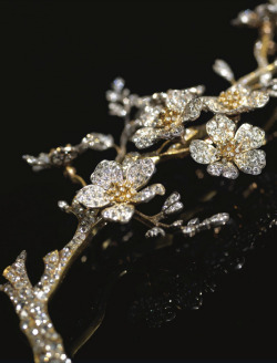 omgthatdress:  Corsage Ornament Vever, 1885-1890 Sotheby’s