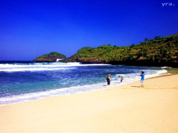travelthisworld:  Srau Beach, Pacitan, East Java, Indonesia submitted
