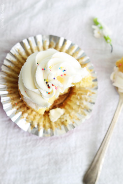 do-not-touch-my-food:  Birthday Cake Cupcakes  do want