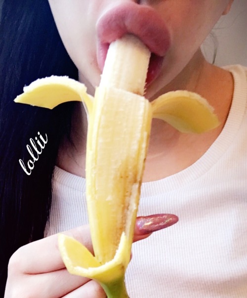 babyllx:A banana a day makes the silly thoughts stay 