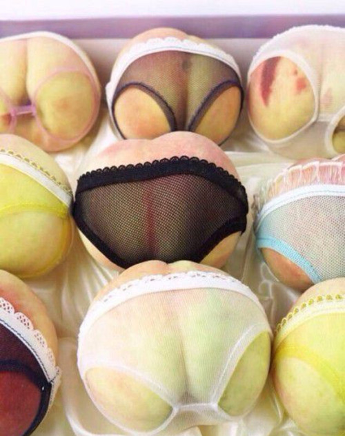 tastefullyoffensive:  How Peaches are Sold in China [full story at rocketnews]