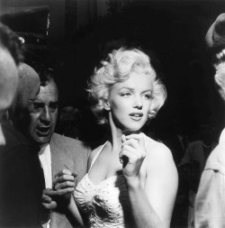 wehadfacesthen:Marilyn Monroe being interviewed at Grauman’s