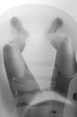 crookedlyzanyruins:  My Wife’s toned body in her bath 💙💙💙#mygirlxds