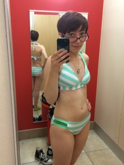 falloutdumbass:  treated myself to a new bathing suit today!