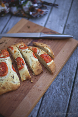 vegan-yums:  Red Onion & Garlic Focaccia / Recipe