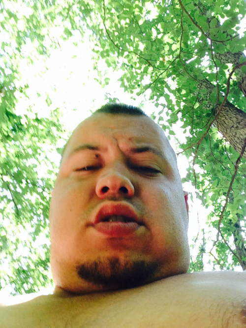 ryecub:  Mid day hike snackâ€¦ I like to keep my bear well fed.