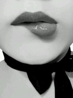 luvtoplaydirty:Lip bites 💋