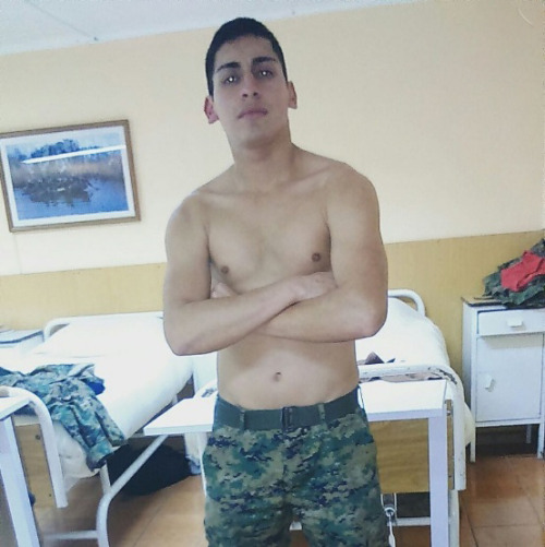 secretoschilenos:  Milico chileno de Santiago 19 años !Se encuentra en servicio y quiere ser paco, confiesa que le gusta el sexo duro y que se masturba mientras están todos en la ducha con el 