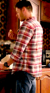 imwithteamfreewill: 8x13 - Dean in a real kitchen, eating donuts.