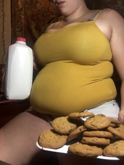 sir-belly-lover: sb131:  Cookies and milk before bed time. (3160 calorie midnight snack nbd)  Mmm you go girl!