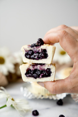 fullcravings:White Chocolate Blueberry Crumble Cups Like this