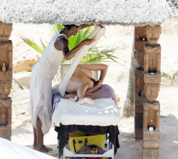 toplessbeachcelebs:  Lisa Snowdon (British Model) getting a massage