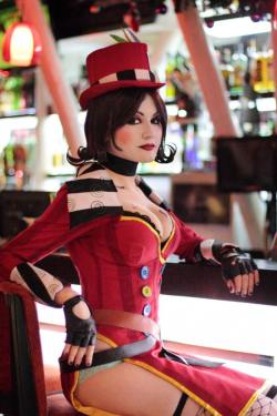 birdsbecomesbats:  Awesome Miss Moxxi! From Borderlands Saga 