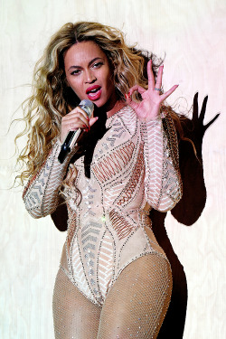 celebritiesofcolor:  Beyonce performs onstage during the 2015