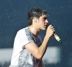 niallmeallnight:  Started the day with wet Niall pics, so it