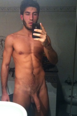 nakedguyselfiesau:  If you thought he was hot you should head