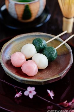 foodffs: Hanami Dango Follow for recipes Get your FoodFfs stuff