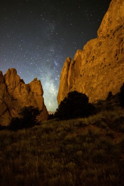earthporn-org:  Milky Way framed by rocks at The Garden of the