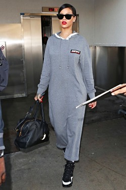 arielcalypso:  Rihanna at “Lax” airport in Los Angeles. (14th