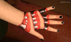 gifak-net:  video:   Creepy Hand Illusion   