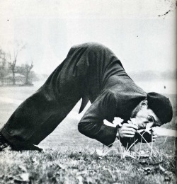German contortionist Eddy Merky savors the daffodils of London’s