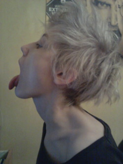 patheticjunkies:  GROSS but i think my tongue is hot so whatever.