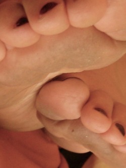 feetloversthings:  barefootdiary: lick my dirty toes   Can I