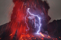 coolthingoftheday:  Volcanic lightning, also known as a “dirty