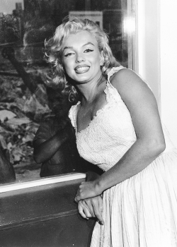 missmonroes:  Marilyn Monroe at the Rockefeller Center for the