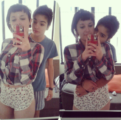 preciso-sorrir:  love lesbian  