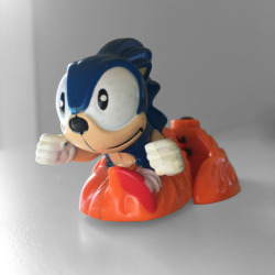 eyzmaster: grimphantom2:  sonichedgeblog: The Sonic toy released