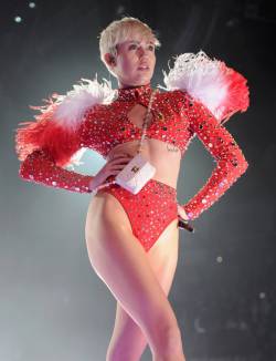 Miley Cyrus -  Live Vancouver. ♥  Glamour. ♥