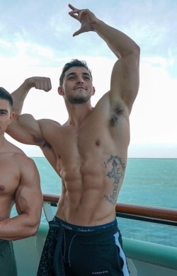 agjock: 420-bros:  muscleorlando:    .  Thats the way to show