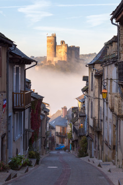 travelgurus:     The road to the royal fortress of Najac in