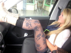 sheknowshowtowearpantyhose:  http://sheknowshowtowearpantyhose.tumblr.com/