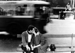 theniftyfifties:  A couple kissing in Gardin, paris, 1954. Photo