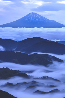 visualechoess:    Islands on sea of cloud by Takashi  