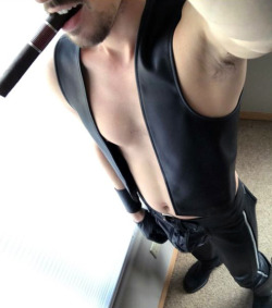 avakrubber:To see more hot guys: http://avakrubber.tumblr.com/archive