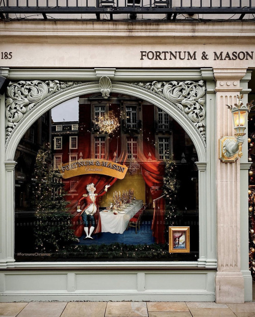 legendary-scholar:  18th-century department store known for its