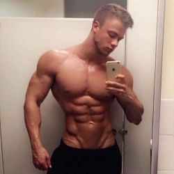 billyraysorensen:  Blonde muscled beauty …Attila Thoth