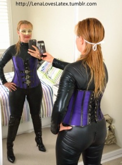 leatherandlatexselfies:  Submitted by @lenaloveslatex