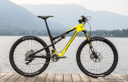 fuzzyimages:  closely-kbz :   Rocky Mountain’s Carbon Thunderbolt