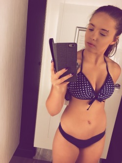 lisamaleen:  Summer vibes in a change rooms