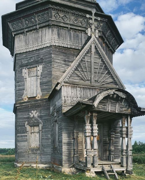 evilbuildingsblog:Ancient wooden church, Krasnaya Lyaga, Russia.