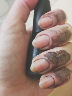 agaucu:  Trying to remove black polish = hella witch aesthetic
