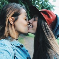 idrathergoforgirls:  👭