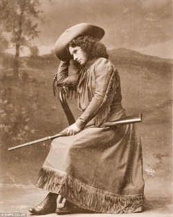 shizzler: coolkidsofhistory:  Annie Oakley, American sharpshooter,