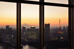 touchdisky:   Mt.Fuji and Tokyo tower  (keiko.com) 